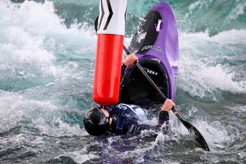 El brit¨¢nico Christopher Bowers se tumba sobre el agua, y pone su kayak en posici¨®n casi vertical, para salvar una puerta en la carrera contrarreloj masculina de kayak cross, durante la Slalom & Kayak Cross Selection Series. La prueba se disputa en el Centro de Aguas Bravas de Lee Valley, en la localidad de Waltham Cross, al norte de Londres.