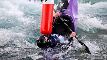 El británico Christopher Bowers se tumba sobre el agua, y pone su kayak en posición casi vertical, para salvar una puerta en la carrera contrarreloj masculina de kayak cross, durante la Slalom & Kayak Cross Selection Series. La prueba se disputa en el Centro de Aguas Bravas de Lee Valley, en la localidad de Waltham Cross, al norte de Londres.
