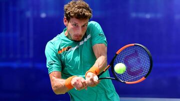 Pablo Carreño devuelve una bola ante Benoit Paire durante el Winston-Salem Open.