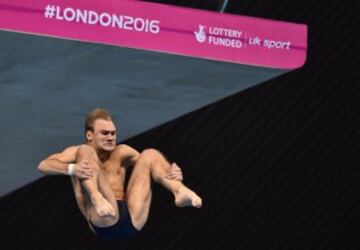 El ucraniano Oleksandr Gorshkovozov durantes su salto en la final de los Europeos de natación.