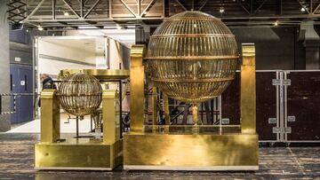 MADRID, 15/12/2020.-Los bombos del sorteo Extraordinario de Lotería de Navidad hoy martes, a su llegada al Teatro Real de Madrid.Este año están disponibles para este sorteo un total de 172 millones de décimos, 172 series de 100.000 números cada una. La emisión alcanza los 3.440 millones de euros, de los que se reparte un 70 % en premios, con lo que el próximo 22 de diciembre se repartirán 2.408 millones de euros en premios. El Gordo estará dotado de 400.000 euros al décimo. El segundo premio será de 125.000 euros al décimo y el tercero repartirá 50.000 euros al décimo.- EFE/Loterías y Apuestas del Estado/Solo uso editorial/Solo disponible para ilustrar la noticia que acompaña