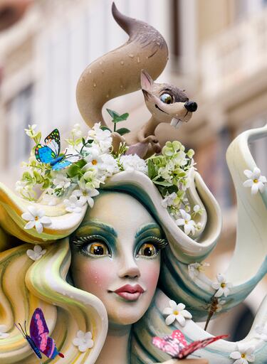 Este miércoles, 19 de marzo y día de San José, se celebrará el emocionante "Día de la Cremà" en las Fallas de Valencia, donde más de 700 monumentos que los artistas falleros han levantado por toda la ciudad arderán en un espectáculo impresionante. Marcando el broche de oro de la fiesta más emblemática de Valencia y una de las más multitudinarias de toda España. La noche se iluminará con fuegos artificiales.