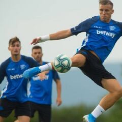 El Alavés traspasa al bosnio Demirovic al Friburgo