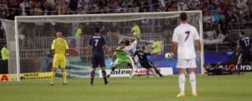 Lisandro López marca el 2-0 para los de Lyon.