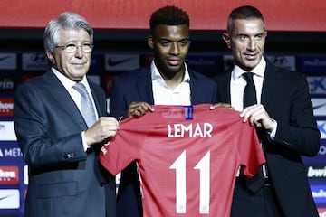 Thomas Lemar presented with his No.11 shirt at Atlético's Wanda Metropolitano today.