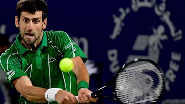 Novak Djokovic devuelve una bola ante Karen Khachanov durante el Dubai Duty Free Tennis Championship.