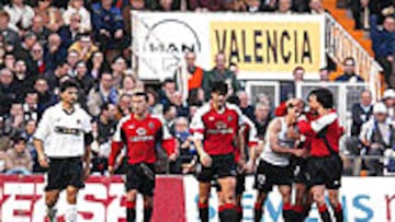 <B>NUEVA GESTA</b>. Fernando Sales, felicitado tras marcar en Mestalla la pasada temporada.