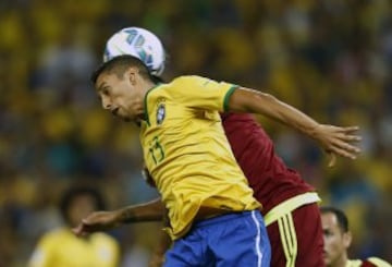 El jugador Marquinhos de Brasil (i) disputa el balón con Ronald Vargas de Venezuela hoy, martes 13 de octubre de 2015, durante un partido clasificatório para el Mundial de Fútbol de Russia 2018, en el estádio Arena Castelao en Fortaleza.