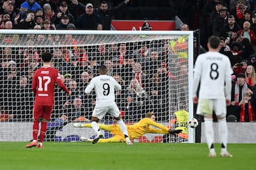 El delantero francés del Real Madrid lanza con pierna derecha desde los once metros a la izquierda de Caoimhín Kelleher y adivina el disparo.Gran parada del portero del Liverpool.