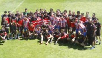 CAMPEONES. Nada más ganar el título de Liga, el Cadete A del Atlético se junto con el primer equipo, campeón de la Copa del Rey, para celebrarlo juntos en Majadahonda.