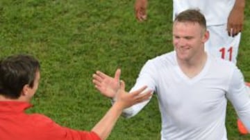 El delantero de Inglaterra, Wayne Rooney, se retira a los vestuarios tras lograr la victoria frente a Ucrania con un gol suyo