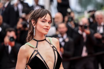Emilia Schule posa para los fotógrafos a su llegada a la ceremonia de apertura del 76º festival internacional de cine de Cannes.