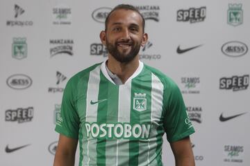 Los extranjeros Hernán Barcos y Pablo Ceppelini se pusieron la camiseta de Atlético Nacional durante la presentación oficial como nuevos refuerzos para la Liga Águila y Copa Libertadores.