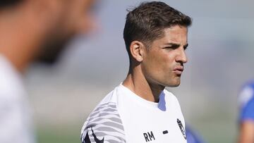 Robert Moreno no encuentra su once tipo.