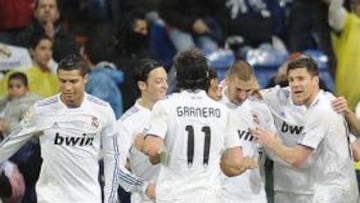 <b>UN GRUPO.</b> El Madrid celebró con una piña todos sus goles.