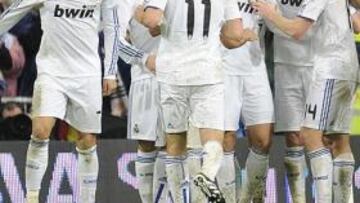 <b>UN GRUPO.</b> El Madrid celebró con una piña todos sus goles.