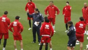 <b>ÚLTIMAS INSTRUCCIONES. </b>El técnico franjirrojo, Sandoval, charla con el grupo durante una sesión de entrenamiento en la Ciudad Deportiva.