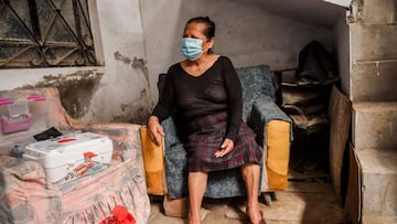 A Peruvian woman is seen after health workers tested her for COVID-19 at her house at El Agustino district in Lima, on January 7, 2021. - Peruvian Government restarted house-to-house COVID-19 testing in patients over 60 years old this Thursday in vulnerable neighborhoods of Lima and in provincial ones, in search of containing a second wave of the Coronavirus pandemic. (Photo by ERNESTO BENAVIDES / AFP)