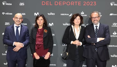 Carlos Núñez; presidente ejecutivo de PRISA Media, Rosario Montiel, Victoria Montiel; consejera de Diario AS y Juan Cantón; director general de prensa de PRISA, posan en el photocall de los Premios AS del Deporte 2023.