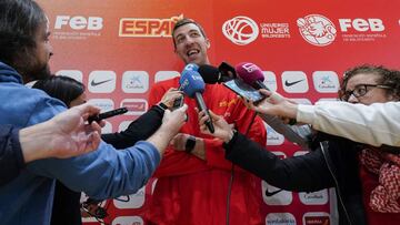 Fran V&aacute;zquez, p&iacute;vot de la Selecci&oacute;n, durante la rueda de prensa.