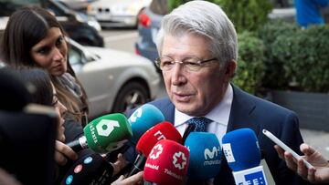 Enrique Cerezo atiende a los medios.