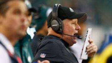 Chip Kelly entrenando a los Philadelphia Eagles.