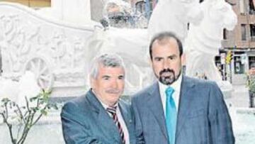 Ángel Torres y Pedro Castro delante de la Cibelina de Getafe.