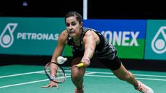 La jugadora española Carolina Marin compite durante su partido ante Chen Yufei en los cuartos de final del PETRONAS Malaysia Open, el Open de Malasia 2023.