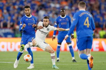 Rafael Santos Borré estuvo comprometido en el partido, ayudando a sus compañeros en la presión en salida del Rangers y mostrándose como opción de pase constantemente.