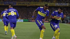 Boca Juniors' Colombian forward Sebastian Villa (2-R) celebrates with Colombian teammate Frank Fabra after scoring a goal against Lanus during their Argentine Professional Football League match at La Bombonera stadium in Buenos Aires, on April 17, 2022. (Photo by Alejandro PAGNI / AFP)