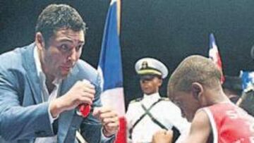 <b>ADMIRADO. </b>De la Hoya, el ídolo de los hispanos, en un encuentro reciente con niños en Puerto Rico.