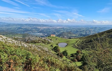 Paisaje y más paisaje es lo que nos ofrece la subida a las capillas del Monsacro desde Morcín, de unos 5 kilómtreos de distancia. Dejando atrás La Collá, comenzamos a subir entre enormes castaños y nos sumergimos durante unos cientos de metros en este paisaje forestal que poco a poco va cambiando hacia otro un poco más abierto de matorral alto y de aquí a un monte bajo. El ascenso es continuo y a cada paso el horizonte se va abriendo, el panorama se amplía y con él el paisaje sonoro, en el que se mezclan lo rural y lo urbano. Cada vez vemos más: Oviedo, Siero, Gijón, el Sueve, los Picos de Europa…, cada vez más allá y, de repente, dejamos de subir y retrocedemos varios siglos en el tiempo. La presencia de las capillas nos lleva a la época en la que aquí se guardaban las reliquias de la Cámara Santa; a un lugar en el que los buitres, las chovas y los mirlos son los únicos que se atreven a perturbar la paz y el sosiego.