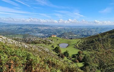 Paisaje y más paisaje es lo que nos ofrece la subida a las capillas del Monsacro desde Morcín, de unos 5 kilómtreos de distancia. Dejando atrás La Collá, comenzamos a subir entre enormes castaños y nos sumergimos durante unos cientos de metros en este paisaje forestal que poco a poco va cambiando hacia otro un poco más abierto de matorral alto y de aquí a un monte bajo. El ascenso es continuo y a cada paso el horizonte se va abriendo, el panorama se amplía y con él el paisaje sonoro, en el que se mezclan lo rural y lo urbano. Cada vez vemos más: Oviedo, Siero, Gijón, el Sueve, los Picos de Europa…, cada vez más allá y, de repente, dejamos de subir y retrocedemos varios siglos en el tiempo. La presencia de las capillas nos lleva a la época en la que aquí se guardaban las reliquias de la Cámara Santa; a un lugar en el que los buitres, las chovas y los mirlos son los únicos que se atreven a perturbar la paz y el sosiego.