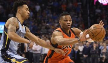 Courtney Lee y Russell Westbrook.