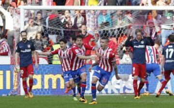 Los jugadores celebran el 1-1 de Sanabria. 