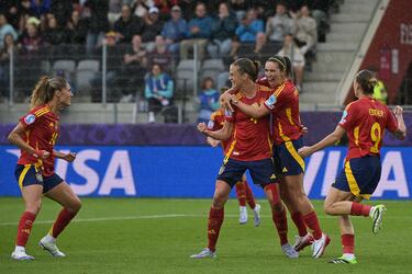 Claudia Pina pone un centro maravilloso al segundo palo e Irene Paredes consigue conectar un gran cabezazo al fondo de la red.