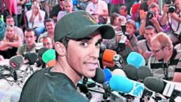 <b>MULTITUD. </b>La rueda de Prensa de Contador reunió a casi todos los medios que cubren el Tour.