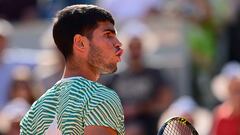 Spain's Carlos Alcaraz Garfia reacts as he plays against Italy's Lorenzo Musetti during their men's singles match on day eight of the Roland-Garros Open tennis tournament at the Court Philippe-Chatrier in Paris on June 4, 2023. (Photo by Emmanuel DUNAND / AFP)