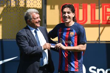 Héctor Bellerín junto a Joan Laporta.