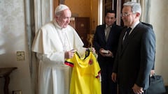Papa Francisco recibe camiseta de Colombia en El Vaticano