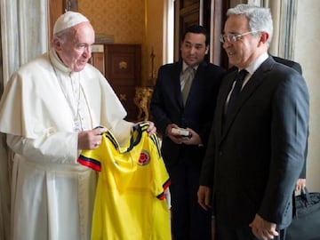 Papa Francisco recibe camiseta de Colombia en El Vaticano