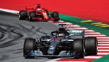 Spielberg (Austria), 01/07/2018.- British Formula One driver Lewis Hamilton (front) of Mercedes AMG GP and German Formula One driver Sebastian Vettel (back) of Scuderia Ferrari in action during the Formula One Grand Prix of Austria at the Red Bull Ring ci