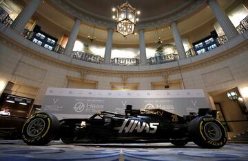 El Royal Automobile Club fue el lugar elegido para la presentación del nuevo monoplaza de la escudería Haas F1 Team que tendrá de pilotos a Grosjean y Magnussen. 