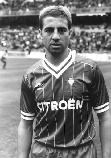 Lateral derecho que jugó toda su carrera en el Celta. 332 partidos entre 1982 y 1994