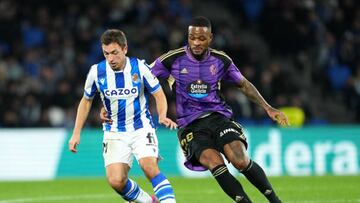 SAN SEBASTIAN, SPAIN - FEBRUARY 05: Jon Ander Olasagasti of Real Sociedad battles for possession with Cyle Larin of Real Valladolid CF during the LaLiga Santander match between Real Sociedad and Real Valladolid CF at Reale Arena on February 05, 2023 in San Sebastian, Spain. (Photo by Juan Manuel Serrano Arce/Getty Images)
