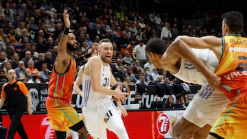 El  bosnio lanza al Madrid con su récord de puntos (28) y de valoración (32) en la Euroliga. Gran labor de Deck. El Valencia llega vivo al último minuto tras ir 16 abajo.