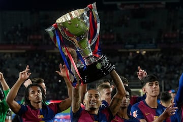 Los jugadores del Barcelona celebran el título de Liga al final del encuentro de la jornada 37 de LaLiga entre FC Barcelona y Villarreal CF.
