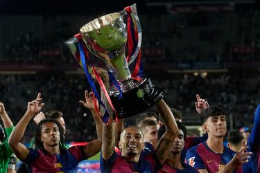 Los jugadores del Barcelona celebran el título de Liga al final del encuentro de la jornada 37 de LaLiga entre FC Barcelona y Villarreal CF.