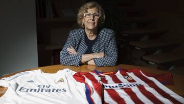 Manuela Carmena posa para AS con las dos camisetas de los finalistas de Mil&aacute;n.