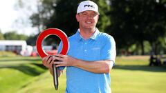 Nate Lashley posa con el trofeo de campe&oacute;n del Rocket Mortgage Classic en el Detroit Country Club de Detroit, Michigan.